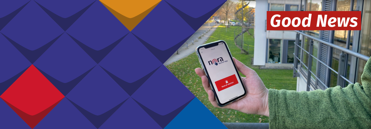 Eine Hand hält ein Handy mit der Nora-App, darüber steht in großen Buchstaben Good News.