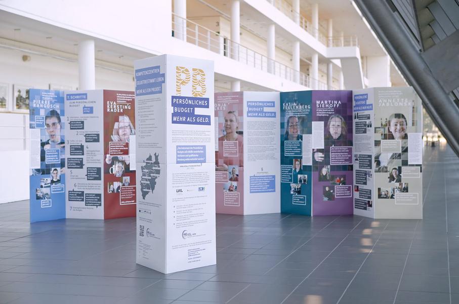 Die Wanderausstellung steht aufgebaut im Foyer des Wissenschaftparks Gelsenkirchen.