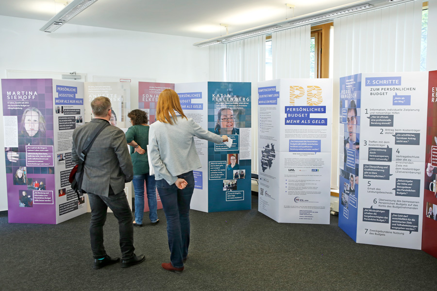 Blick auf die Wanderausstellung zum Persönlichen Budget